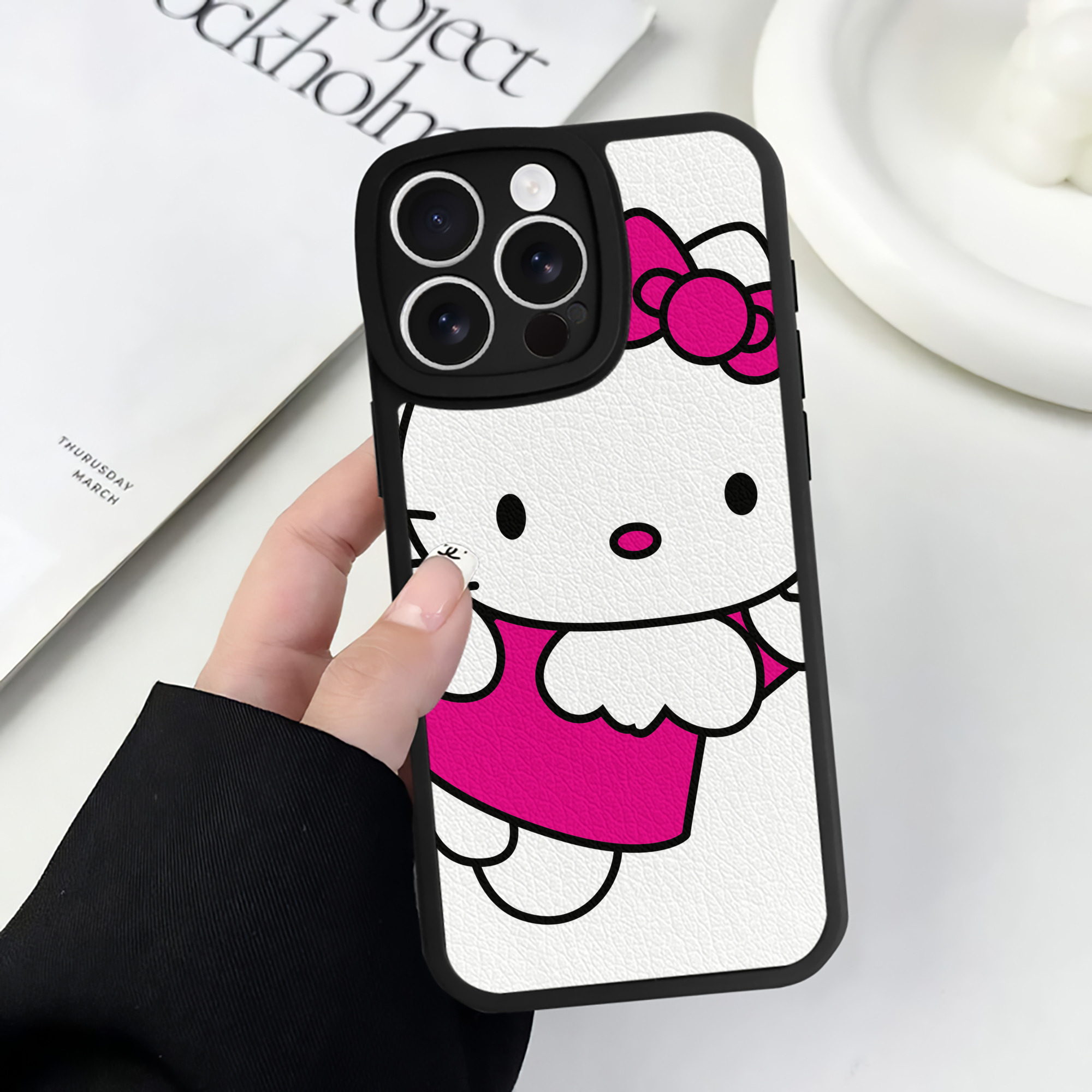 （画像用） Hello Kitty ハローキティ 【iPhone 16シリーズ対応】シリコンスマホケース（レザー調） 材質：シリコン